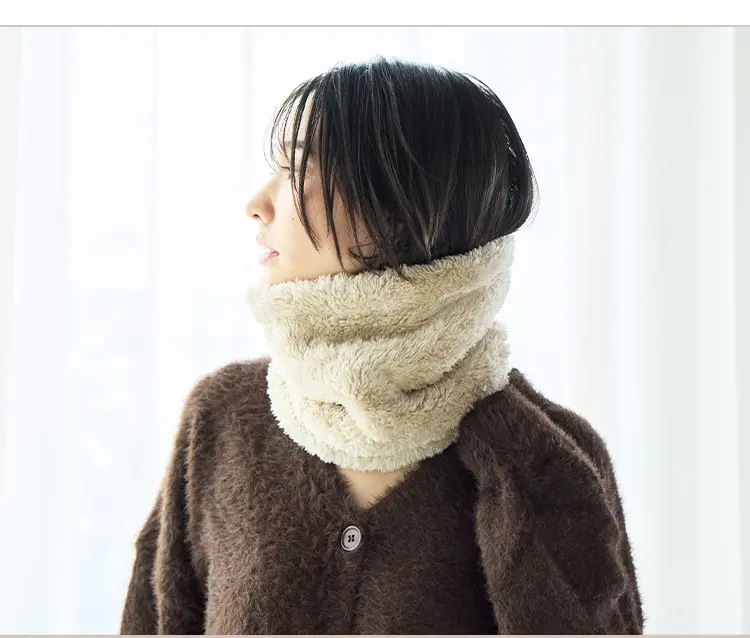 もこもこのネックウォーマーを着用した女性イメージ。やさしい印象のスタイリング例