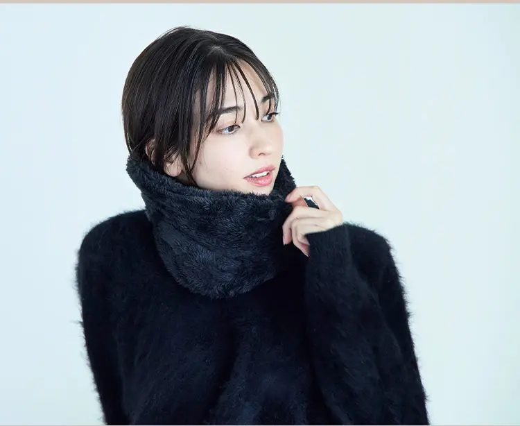 ブラックカラーのネックウォーマー着用イメージ。落ち着いた印象の冬コーデ例