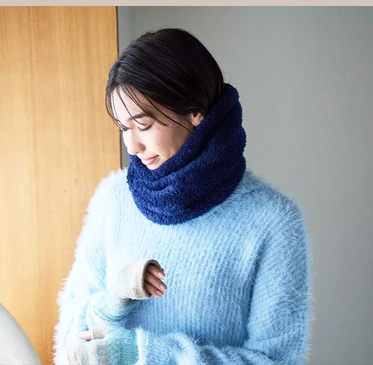 モフモフとしたネックウォーマーの着用イメージ。着用時の雰囲気が伝わる女性画像