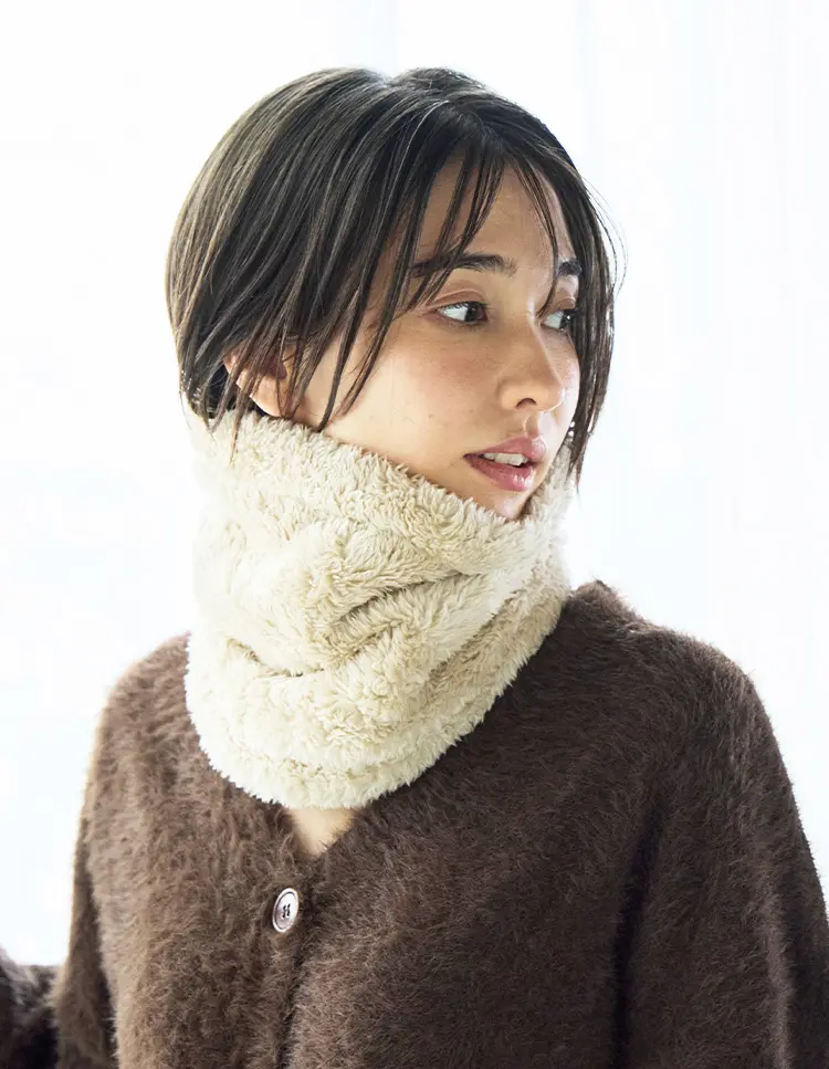 ネックウォーマーを着用したイメージ写真。顔まわりの印象がわかる着用例